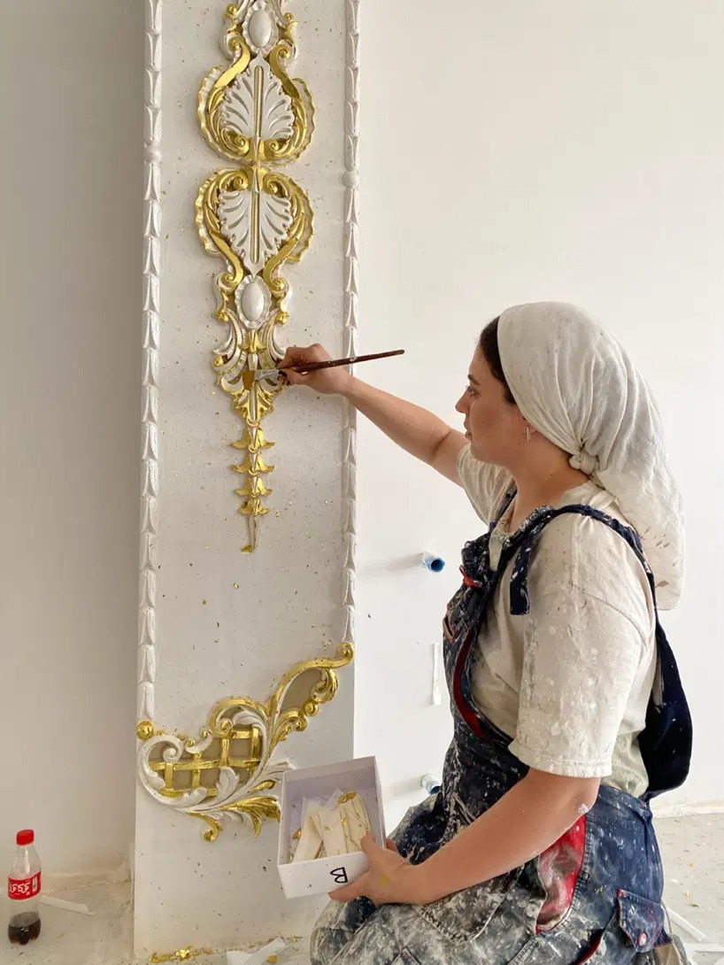 خلق زیبایی در دستان هنرمند تیم ما